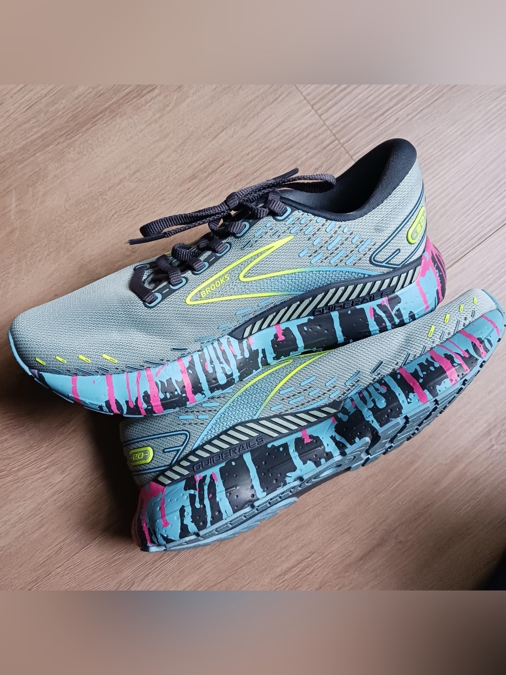 Brooks glycerine gts 20 paint drip gently used women’s size 5.5